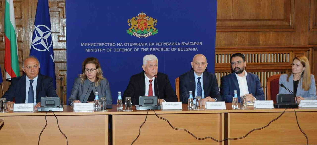 BULGARİSTAN'DA BAŞBAKAN RUMEN RADEV LİDERLİĞİNDEKİ YENİ HÜKÜMET, UKRAYNA'YA SİLAH TEDARİKİNİ...