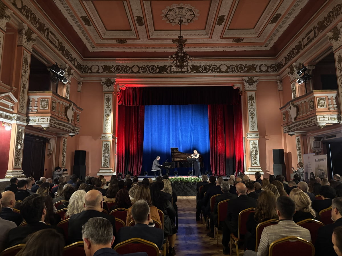 Bulgaristan'ın başkenti Sofya'da, flüt sanatçısı Zeynep Keleşoğlu ve piyanist Gökhan Aybulus...