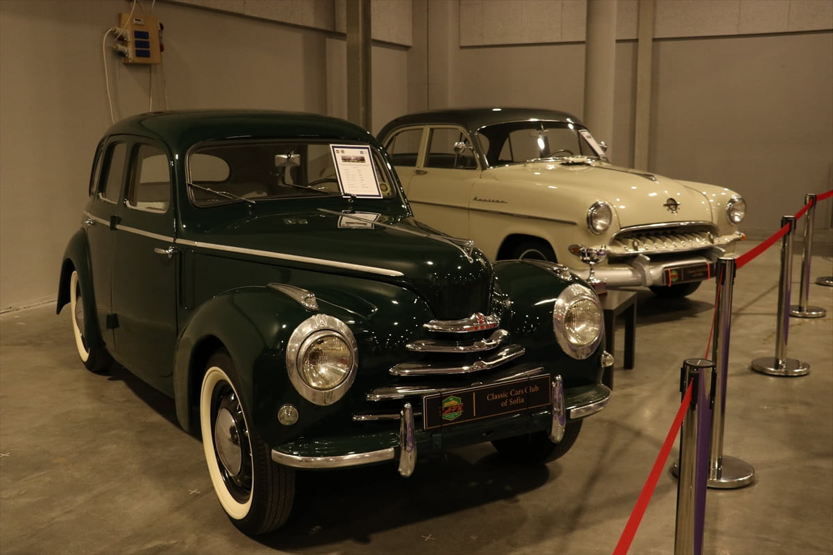 Bulgaristan'ın başkenti Sofya'da "3. Bahar Retro Otomobil Salonu" sergisi, klasik otomobil...