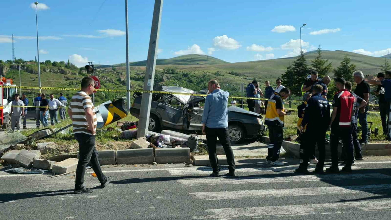 BÜNYAN İLÇESİNDE İKİ OTOMOBİLİN KAVŞAKTA ÇARPIŞMASI SONUCU MEYDANA GELEN TRAFİK KAZASINDA İLK...