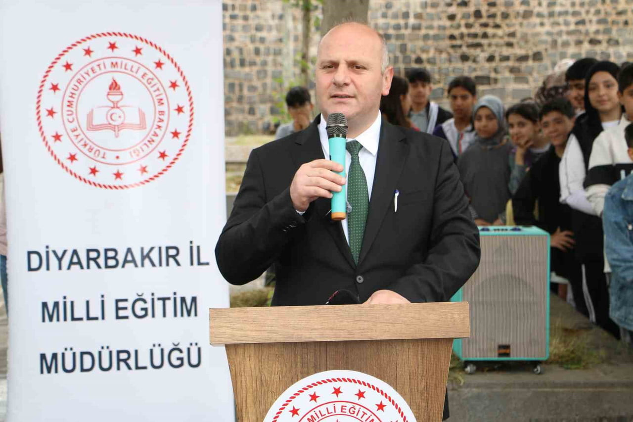 BURADA KONUŞAN İL MİLLİ EĞİTİM MÜDÜRÜ SALİH SADOĞLU, GÜÇLÜ TÜRKİYE’NİN TEMELLERİNİ ATMANIN YOLU...