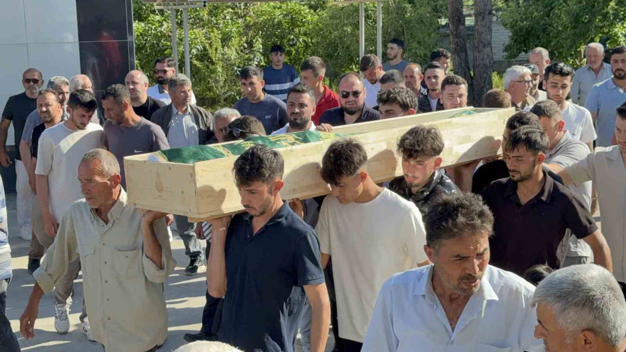 BURAK KIRIKÇI İÇİN ARIKÖY MAHALLESİ’NDEKİ KÖMÜR KUYUSU CAMİİ’NDE İKİNDİ NAMAZINI MÜTEAKİP CENAZE...