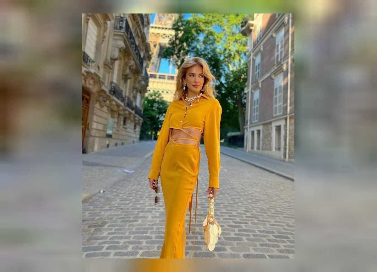 Burcu Esmersoy'dan olay yaratan göbeği açık pozlar