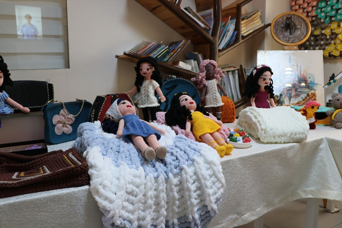 Burdur Engelsiz Yaşam Bakım Rehabilitasyon ve Aile Danışma Merkezi'nde öğrenciler tarafından...