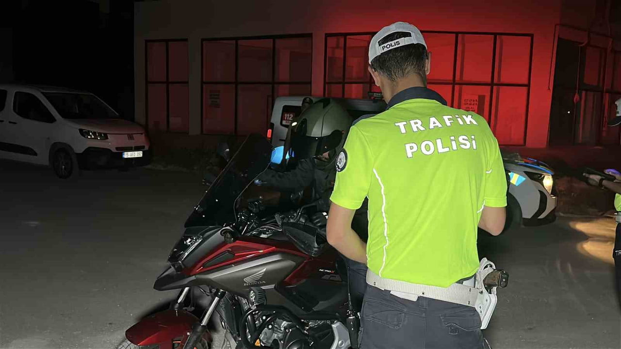 BURDUR İL EMNİYET MÜDÜRLÜĞÜ EKİPLERİ TARAFINDAN PARK VE ÇEVRELERİNDE ASAYİŞ İLE TRAFİK YÖNÜNDEN...