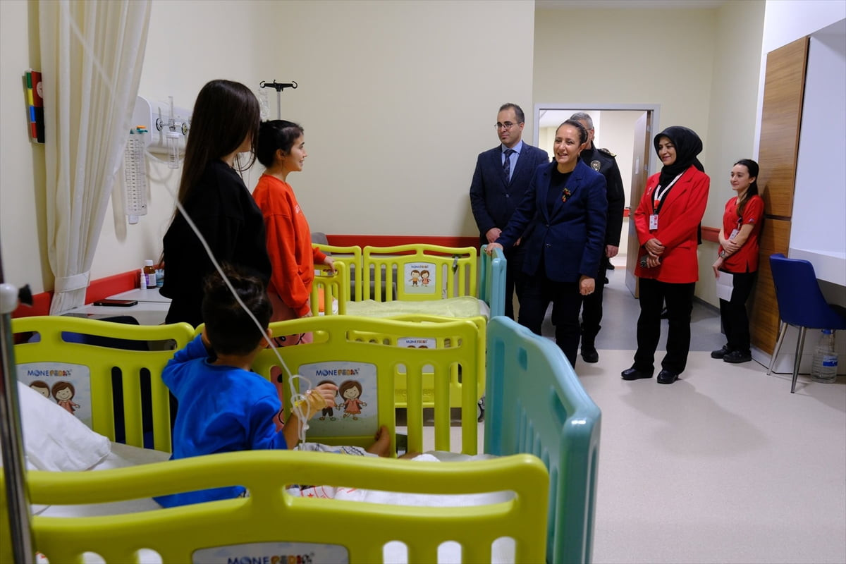 Burdur Valisi Tülay Baydar Bilgihan, Burdur Devlet Hastanesini ziyaret etti.