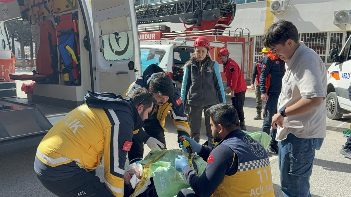 Burdur'da 1-7 Mart Deprem Haftası dolayısıyla bir lisede deprem tatbikatı gerçekleştirildi. 15...