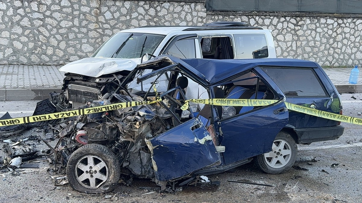 Burdur'da 3 aracın karıştığı kazada 2 kişi hayatını kaybetti, 3 kişi yaralandı. Kaza yerine polis...