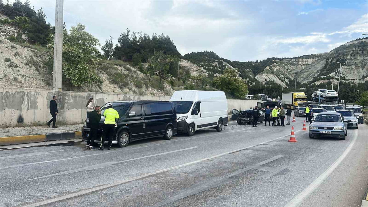 BURDUR'DA 5 ARACIN KARIŞTIĞI ZİNCİRLEME KAZADA 5 KİŞİ YARALANIRKEN YOL KISA SÜRELİĞİNE TRAFİĞE...