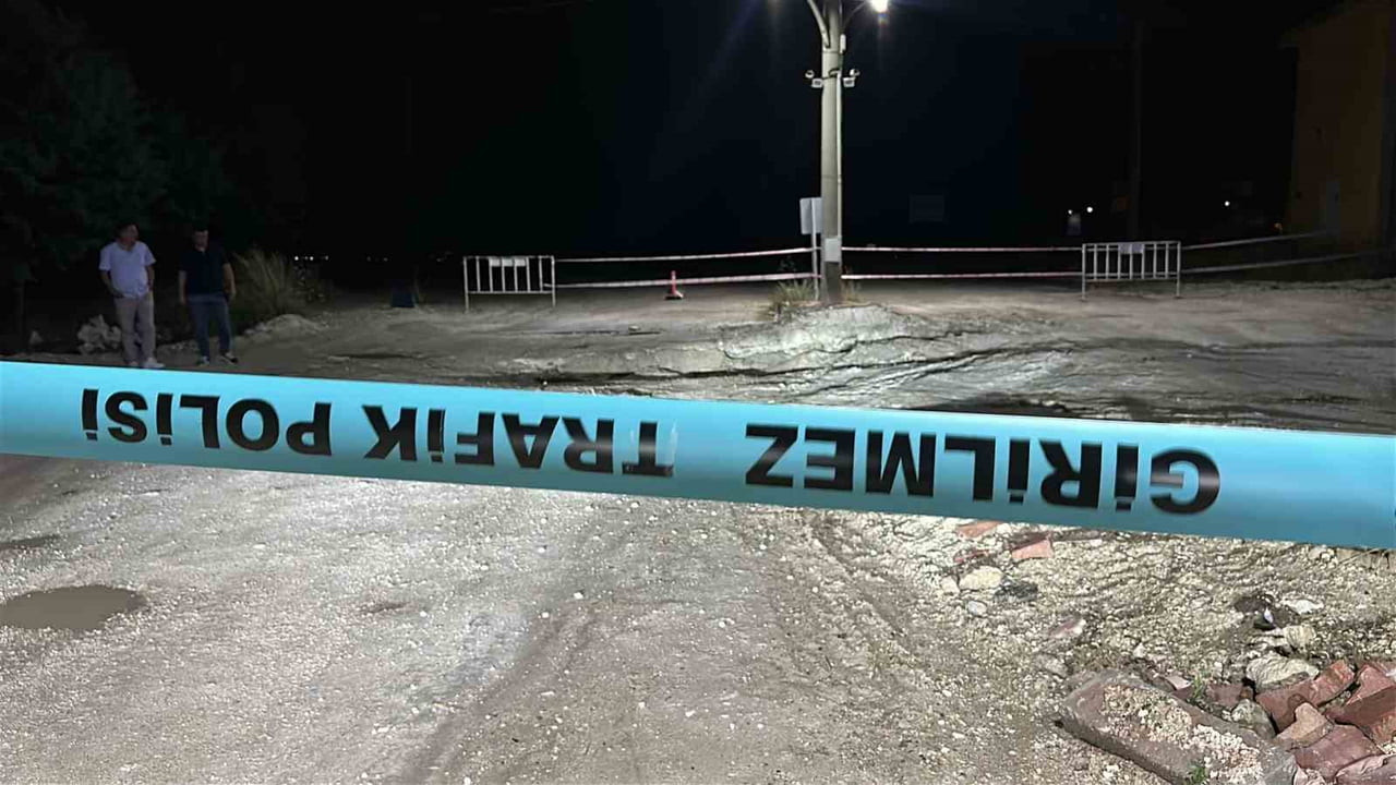 BURDUR'DA AKŞAM SAATLERİNDE ETKİLİ OLAN SAĞANAK YAĞIŞIN ARDINDAN KÖPRÜNÜN YOL KISMINDA ÇÖKME...