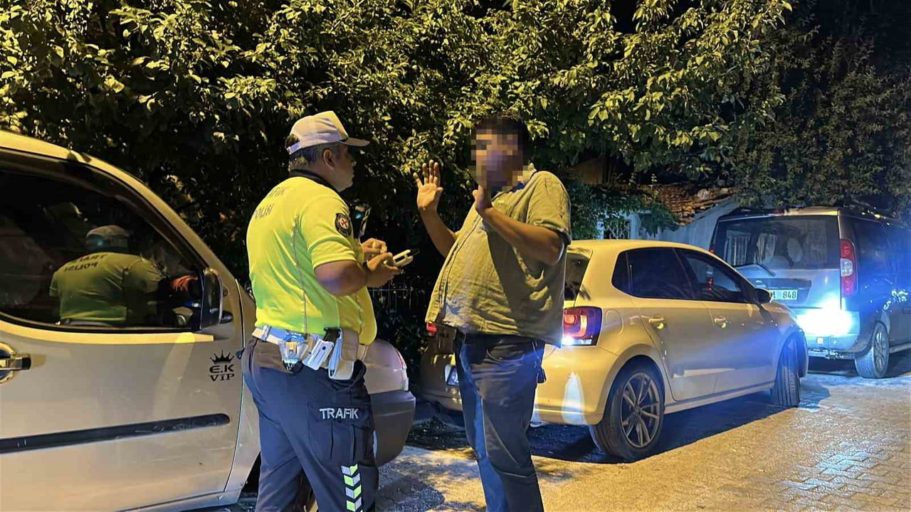 BURDUR'DA ALKOLLÜ SÜRÜCÜSÜ, OTOMOBİLİNİ PARK ETMEYE ÇALIŞIRKEN ÖNDEKİ OTOMOBİLE ÇARPARAK KAZA...