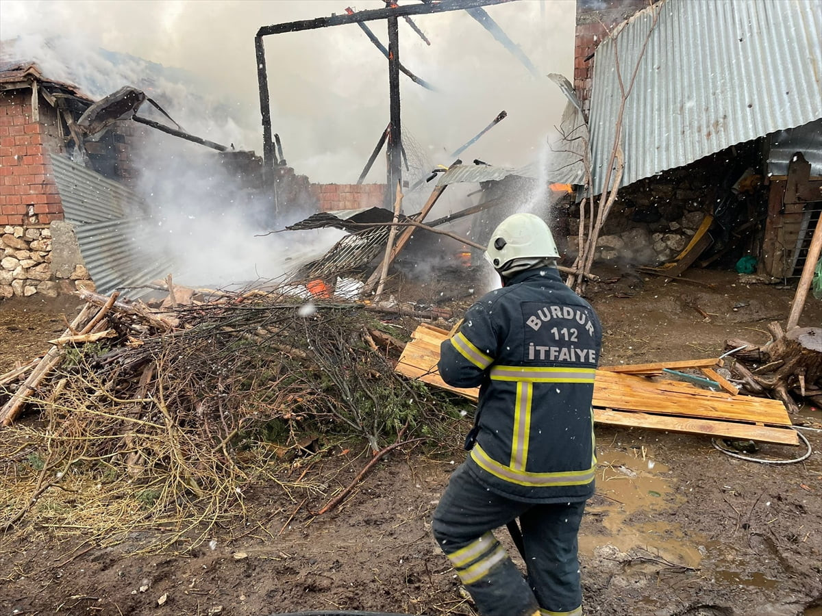 Burdur'da bir evde çıkan ve ahıra sıçrayan yangın, ekiplerce söndürüldü.