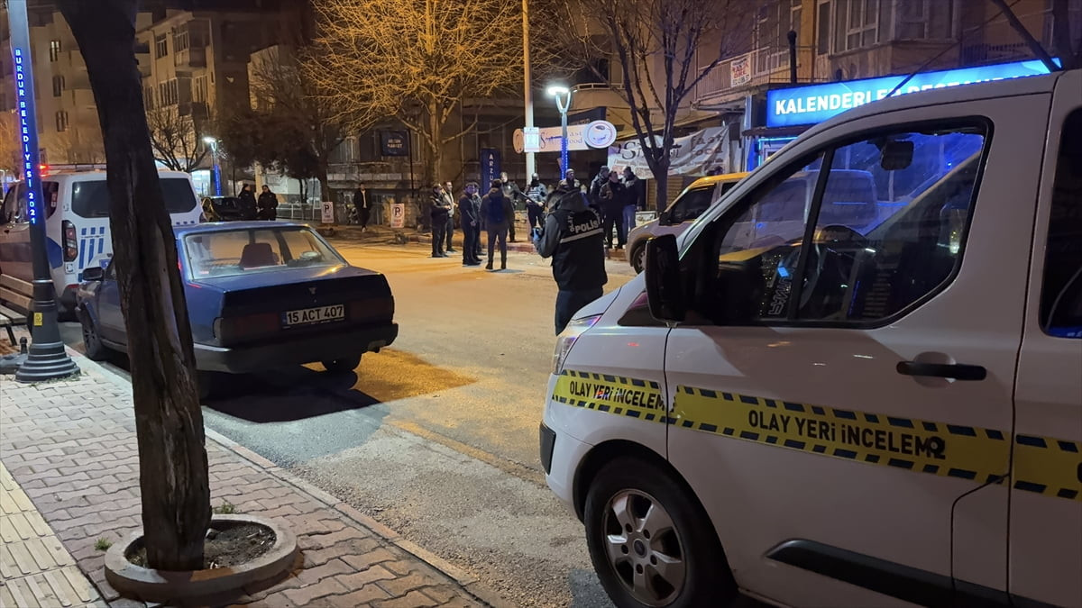 Burdur'da bir restoranda çıkan kavgada 2 kişi bıçakla yaralandı. İhbar üzerine olay yerine 112...