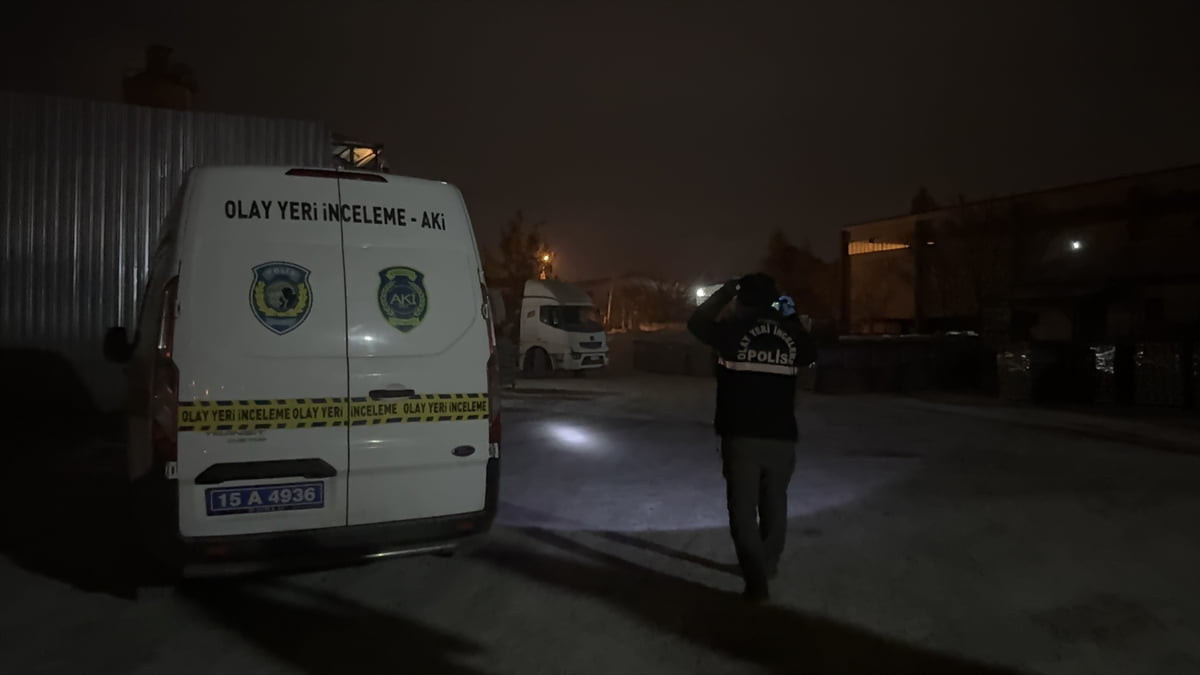 Burdur'da bir üretim tesisinde pres makinesine sıkışan işçi yaralandı. İhbar üzerine olay yerine...