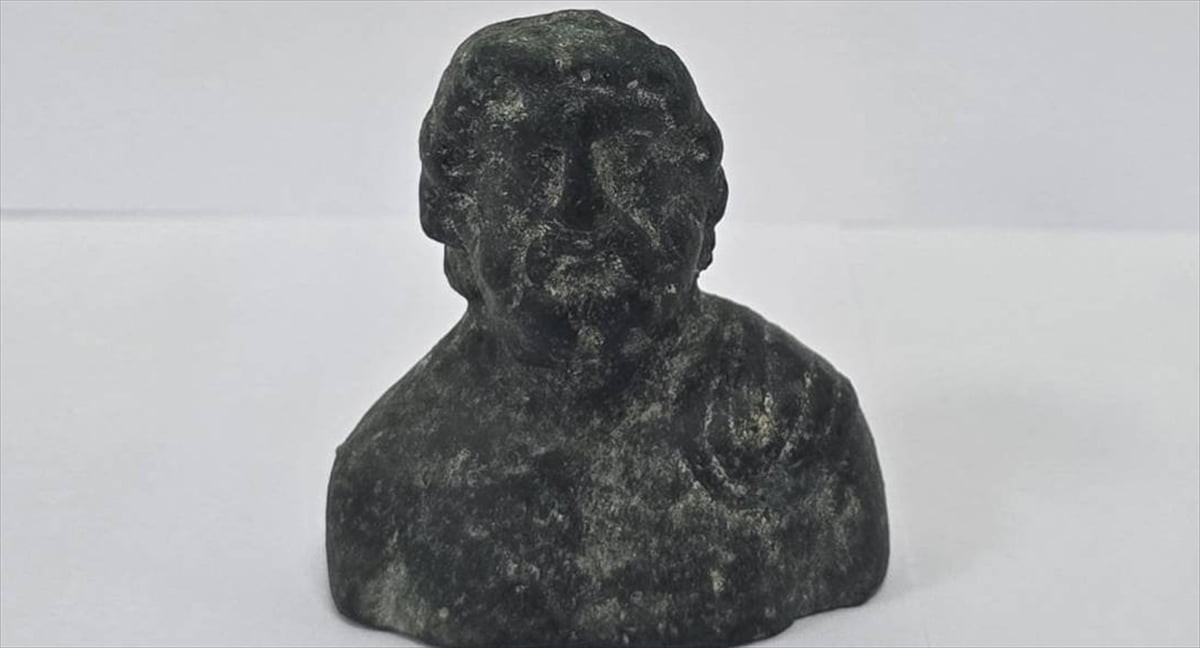 Burdur'da düzenlenen operasyonda 1105 sikke ve tarihi eser niteliği taşıdığı değerlendirilen 4...