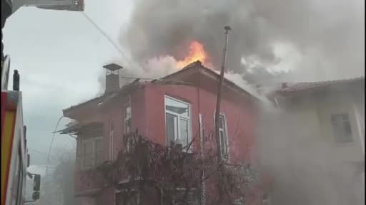 Burdur'da evin çatısında yangın paniği