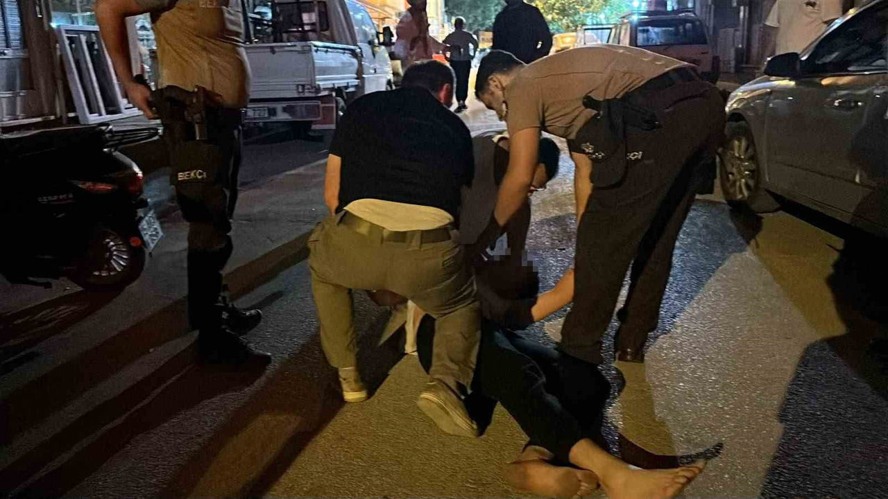 BURDUR'DA İKİ GENÇ ARASINDA ÇIKAN KAVGA, OLAY YERİNDEN GEÇEN POLİS EKİPLERİNİN MÜDAHALESİYLE SON...