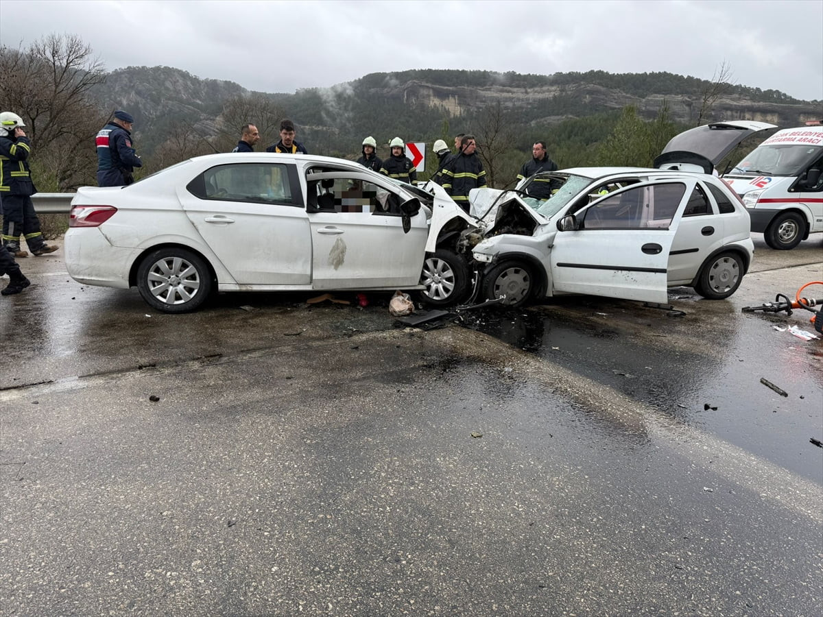 Burdur'da iki otomobilin çarpışması sonucu 6 kişi hayatını kaybetti, 6 kişi yaralandı.