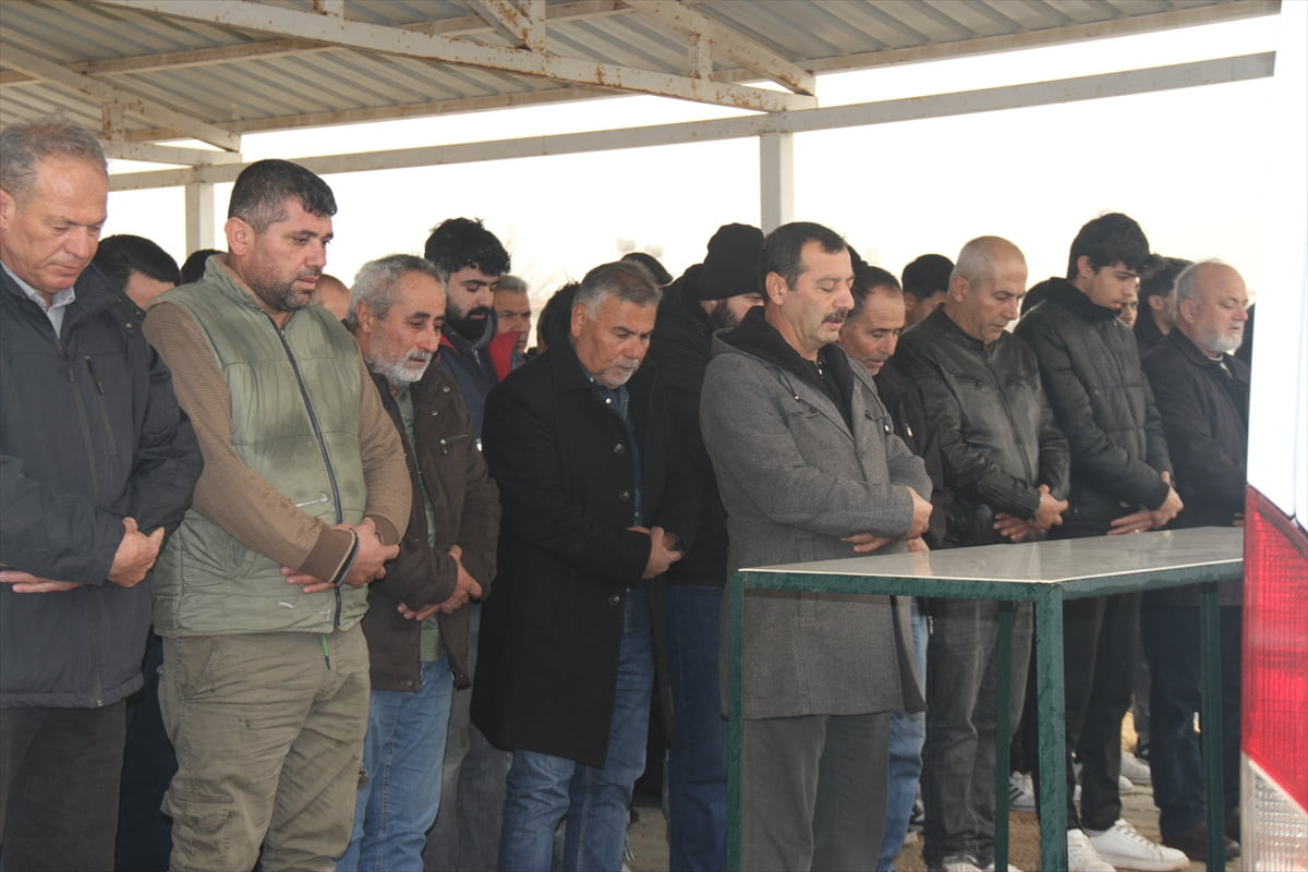 Burdur'da iki otomobilin çarpışması sonucu hayatını kaybeden 7 kişiden 2'sinin cenazesi...