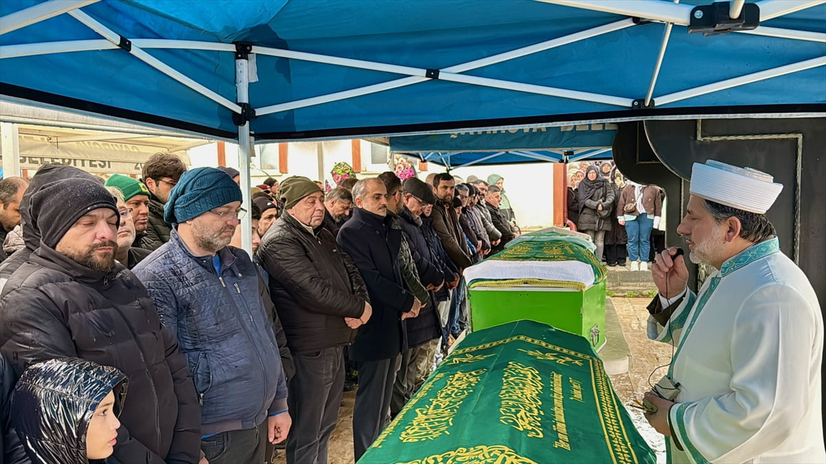 Burdur'da iki otomobilin çarpışması sonucu hayatını kaybeden 7 kişiden 4'ünün cenazesi...