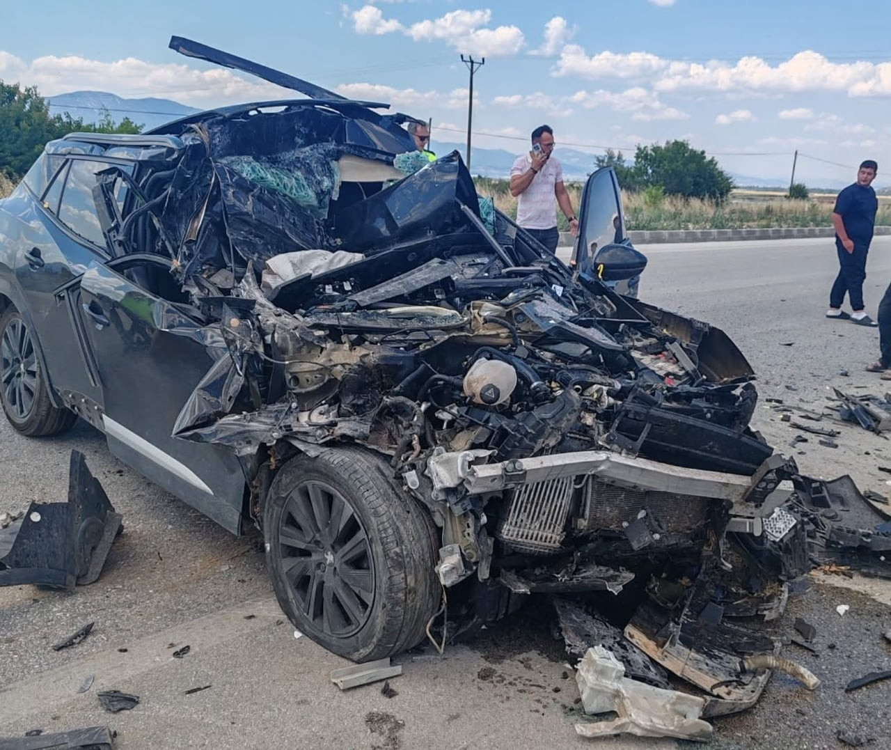 BURDUR'DA KAMYONETE ARKADAN ÇARPAN OTOMOBİL HURDAYA DÖNERKEN, KAZADA OTOMOBİL SÜRÜCÜSÜ...