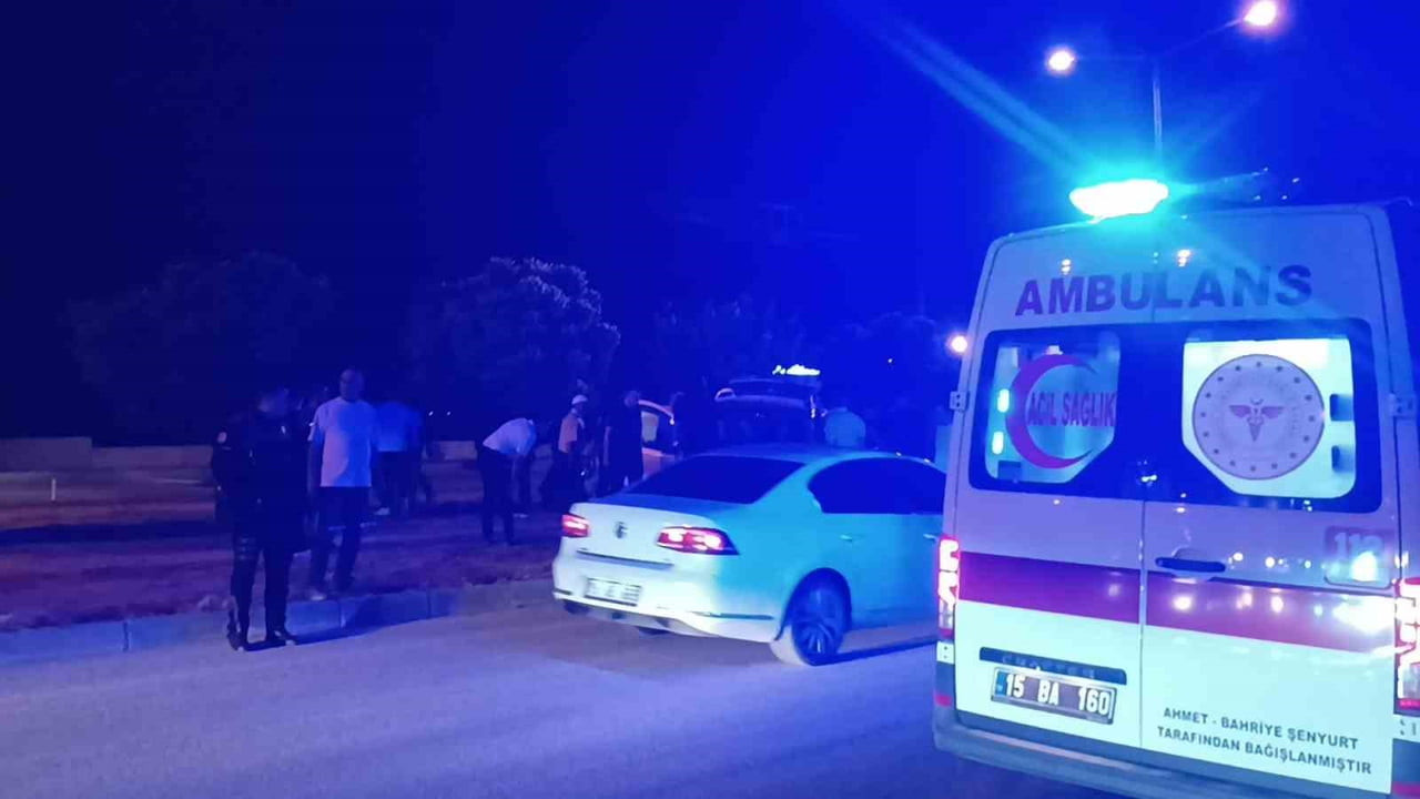 BURDUR'DA KAVŞAKTA HAFİF TİCARİ ARAÇ İLE OTOBÜSÜN ÇARPIŞMASI SONUCU MEYDANA GELEN TRAFİK KAZASINDA...