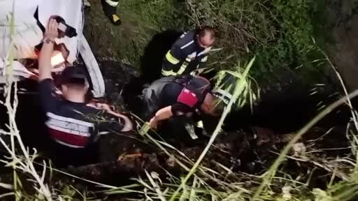 Burdur'da kontrolden çıkan hafif ticari araç uçuruma devrildi: 3 yaralı