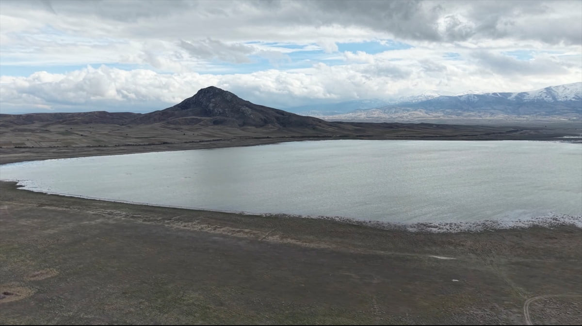 Burdur'da kuruyan Karataş Gölü, son yağışlardan sonra yeniden su tutmaya başladı.