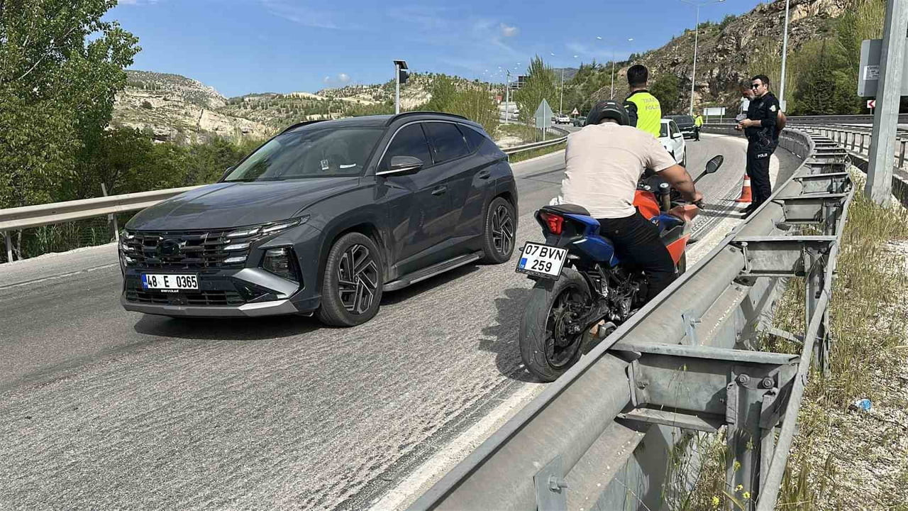 BURDUR'DA MOTOSİKLET SÜRÜCÜSÜNÜN GİDON HAKİMİYETİNİ KAYBETMESİ SONUCU MEYDANA GELEN KAZADA...
