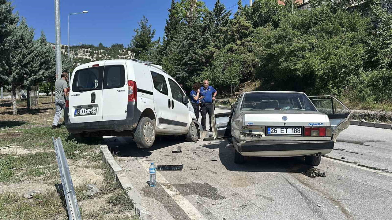 BURDUR'DA OTOMOBİL İLE HAFİF TİCARİ ARACIN ÇARPIŞMASI SONUCU MEYDANA GELEN TRAFİK KAZASINDA 5 KİŞİ...