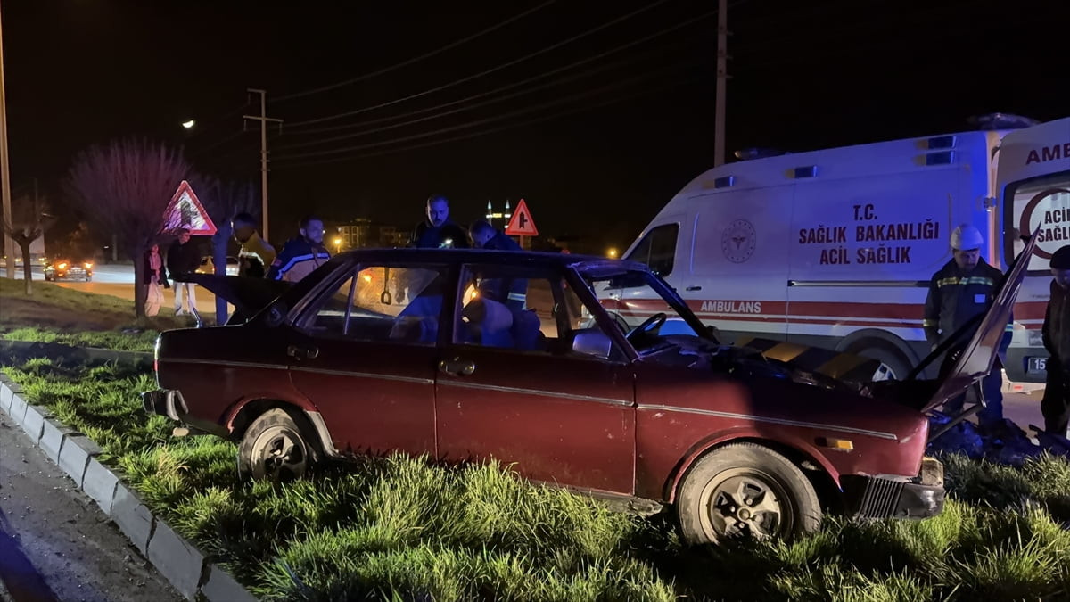 Burdur'da otomobilin elektrik direğine çarptığı kazada 1 kişi hayatını kaybetti, 1 kişi...