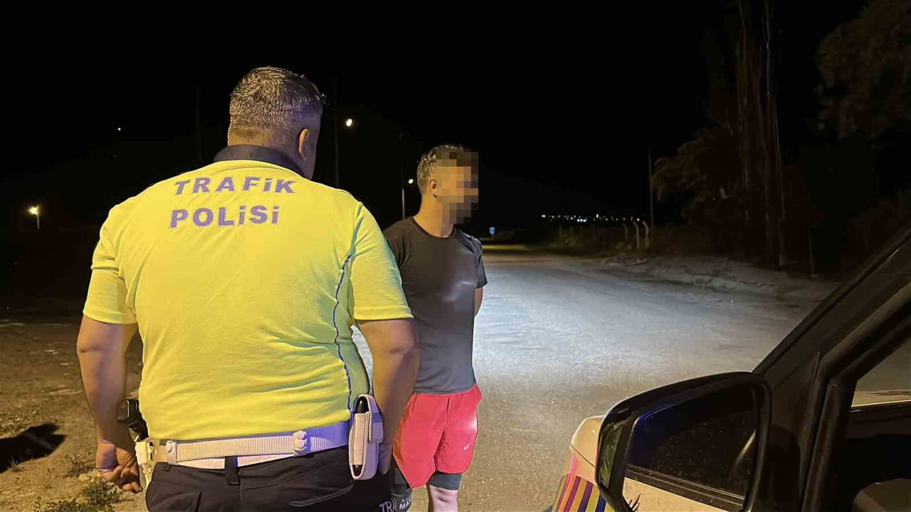 BURDUR'DA POLİS UYGULAMA NOKTASINI GÖRDÜKTEN SONRA ARACINI YOL KENARINA PARK EDEN SÜRÜCÜ...