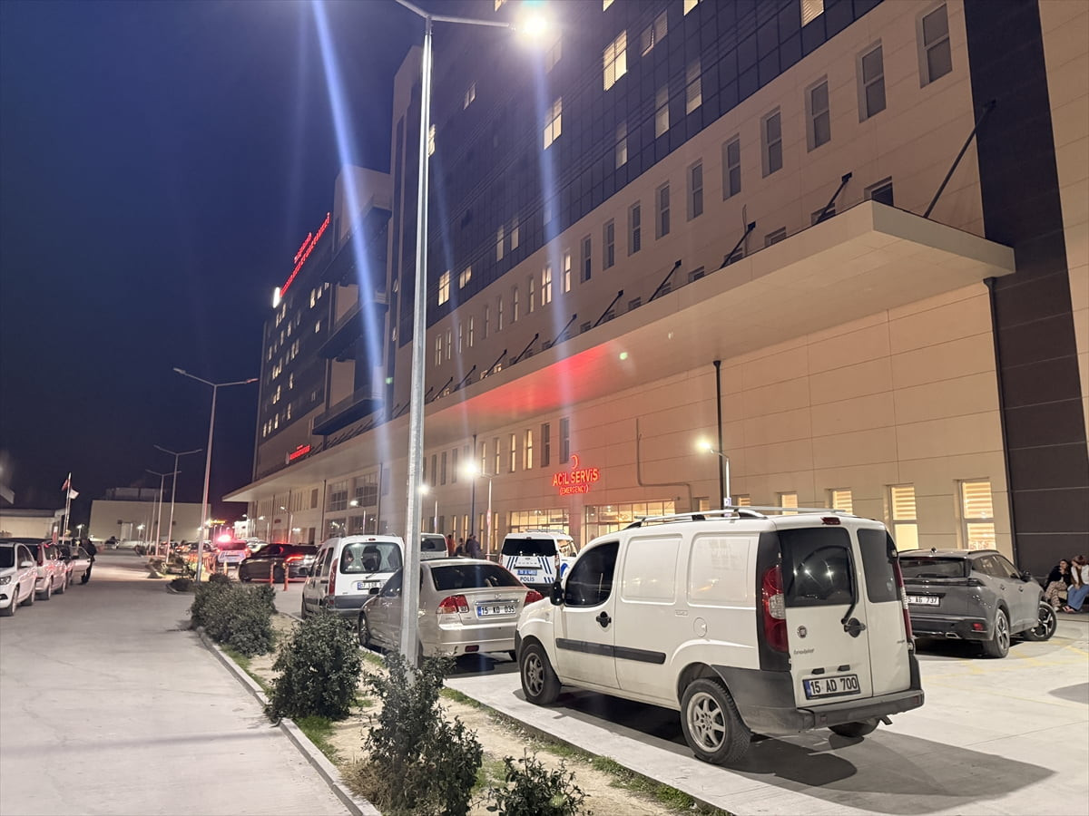 Burdur'da polisin "dur" ihtarına uymayıp kaçan ve otomobille çarpışan motosikletin sürücüsü...