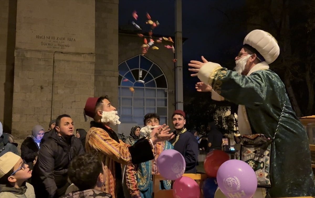 Burdur'da ramazan ayını karşılamak için fener alayı düzenlendi. Nasrettin Hoca kıyafetli vatandaş...