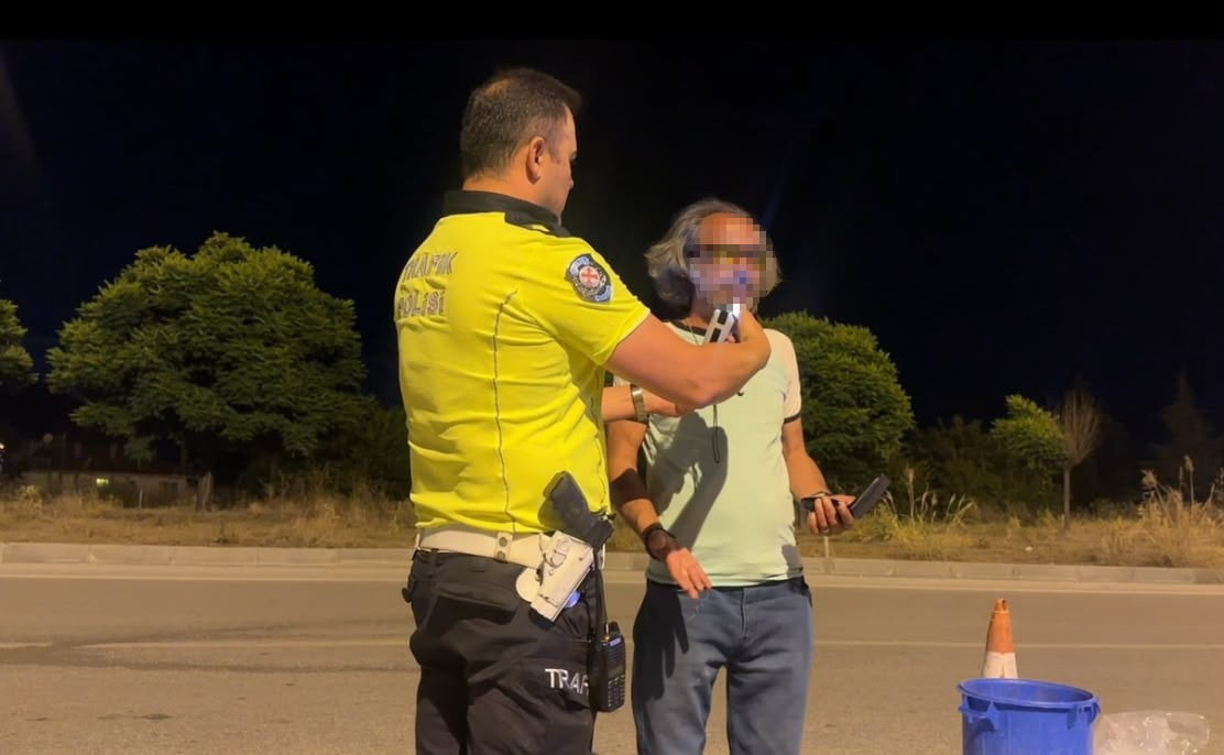 BURDUR'DA RUTİN UYGULAMA YAPILDIĞI ESNADA KENDİSİ DURARAK POLİS EKİPLERİNE SELAM VERİP YARDIM...