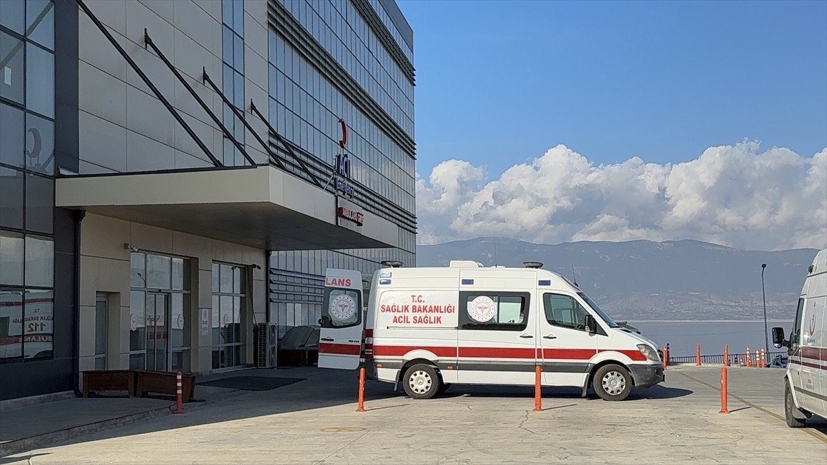 Burdur'da sahipsiz köpeklerin saldırısı sonucu yaralanan kız çocuğu Burdur Devlet Hastanesi'ne...