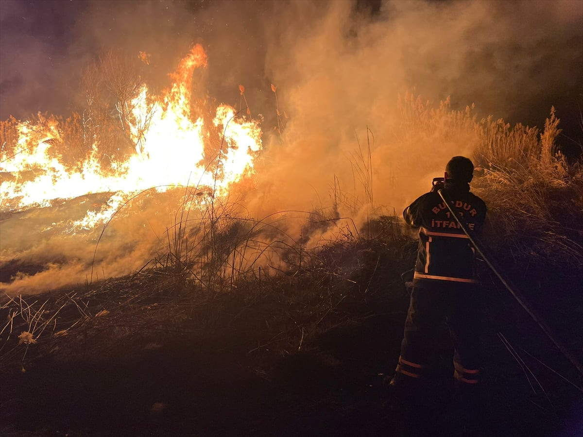 Burdur'da sazlık alanda çıkan yangın, itfaiye ekiplerince söndürüldü.
