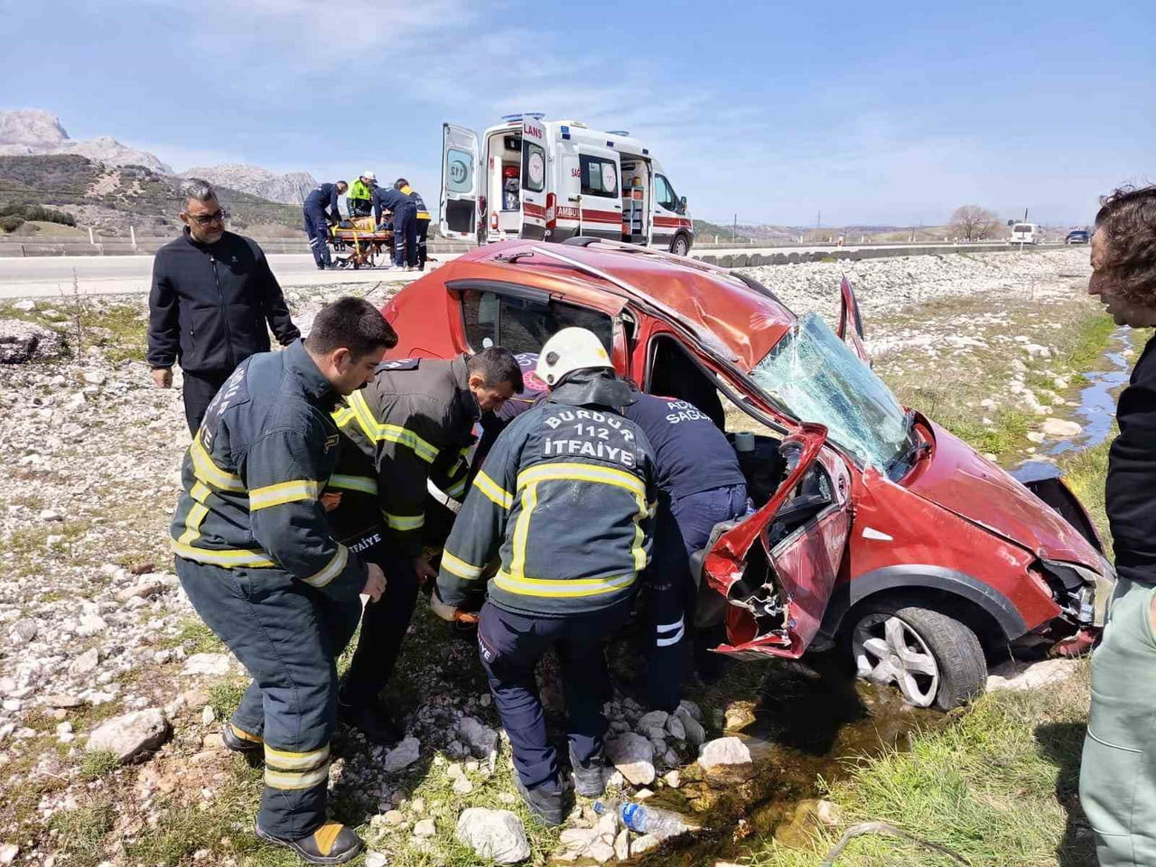 BURDUR'DA SÜRÜCÜSÜNÜN DİREKSİYON HAKİMİYETİNİ KAYBETMESİ SONUCU MEYDANA GELEN KAZADA ARAÇTA...