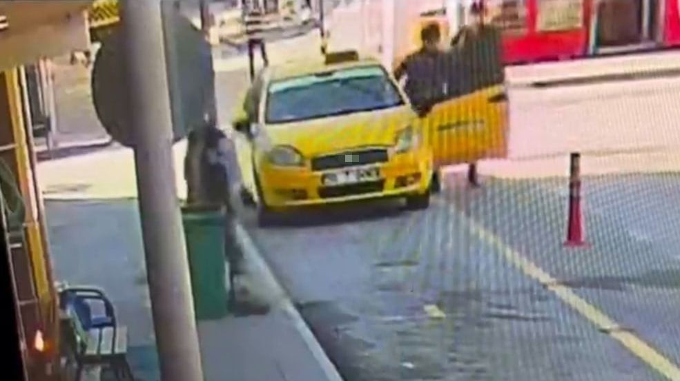 BURDUR'DA TAKSİ DURAĞI ÖNÜNDE KONTAK ANAHTARI ÜZERİNDE BIRAKILAN TAKSİYE BİNEN VE KENDİ ARACI GİBİ...