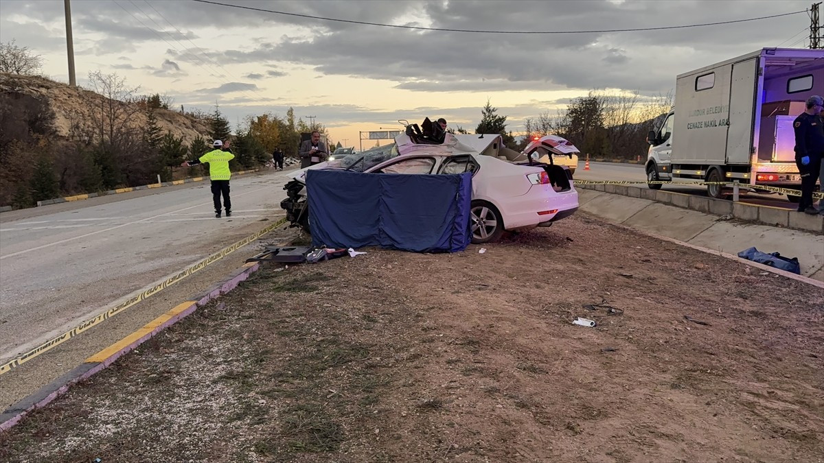 Burdur'da tırla çarpışan otomobilin sürücüsü hayatını kaybetti.