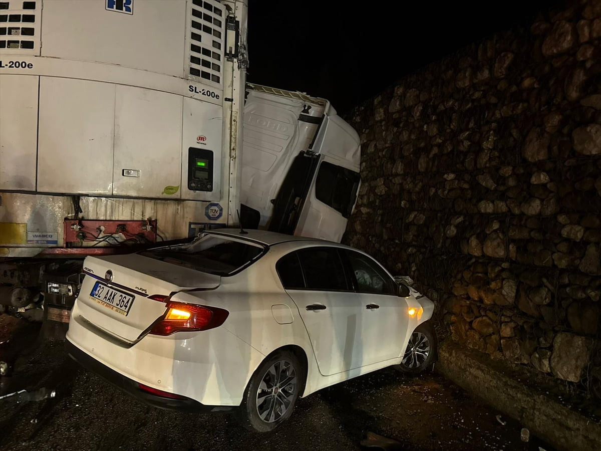 Burdur'un Ağlasun ilçesinde tır ve 2 otomobilin karıştığı kazada 1 kişi hayatını kaybetti, 7 kişi...