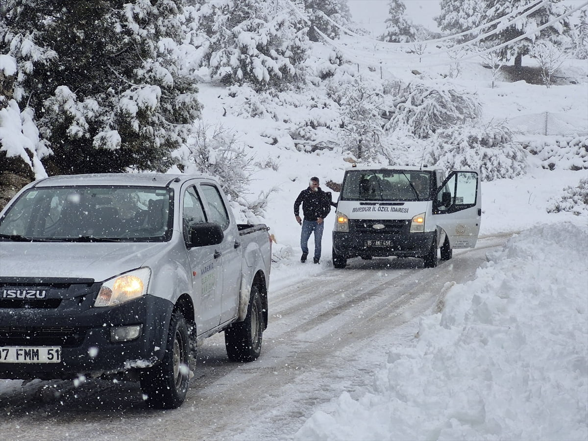 Burdur'un Altınyayla ilçesine bağlı Ballık köyünde, kar etkili oldu.