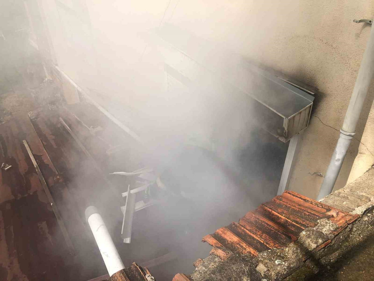 BURDUR'UN BUCAK İLÇESİNDE APARTMANDA ÇIKAN YANGINDA MAHSUR KALAN 2 YAŞLI KADIN EKİPLER TARAFINDAN...