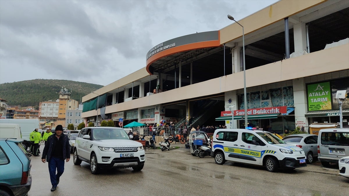 Burdur'un Bucak ilçesinde, aralarında husumet olduğu öğrenilen iki grup arasında çıkan bıçaklı...
