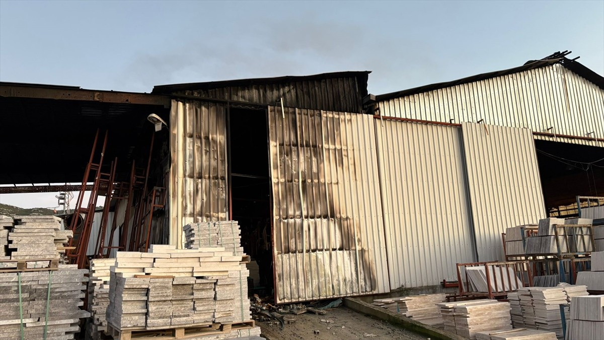 Burdur'un Bucak ilçesinde bir fabrikada çıkan yangın söndürüldü. 