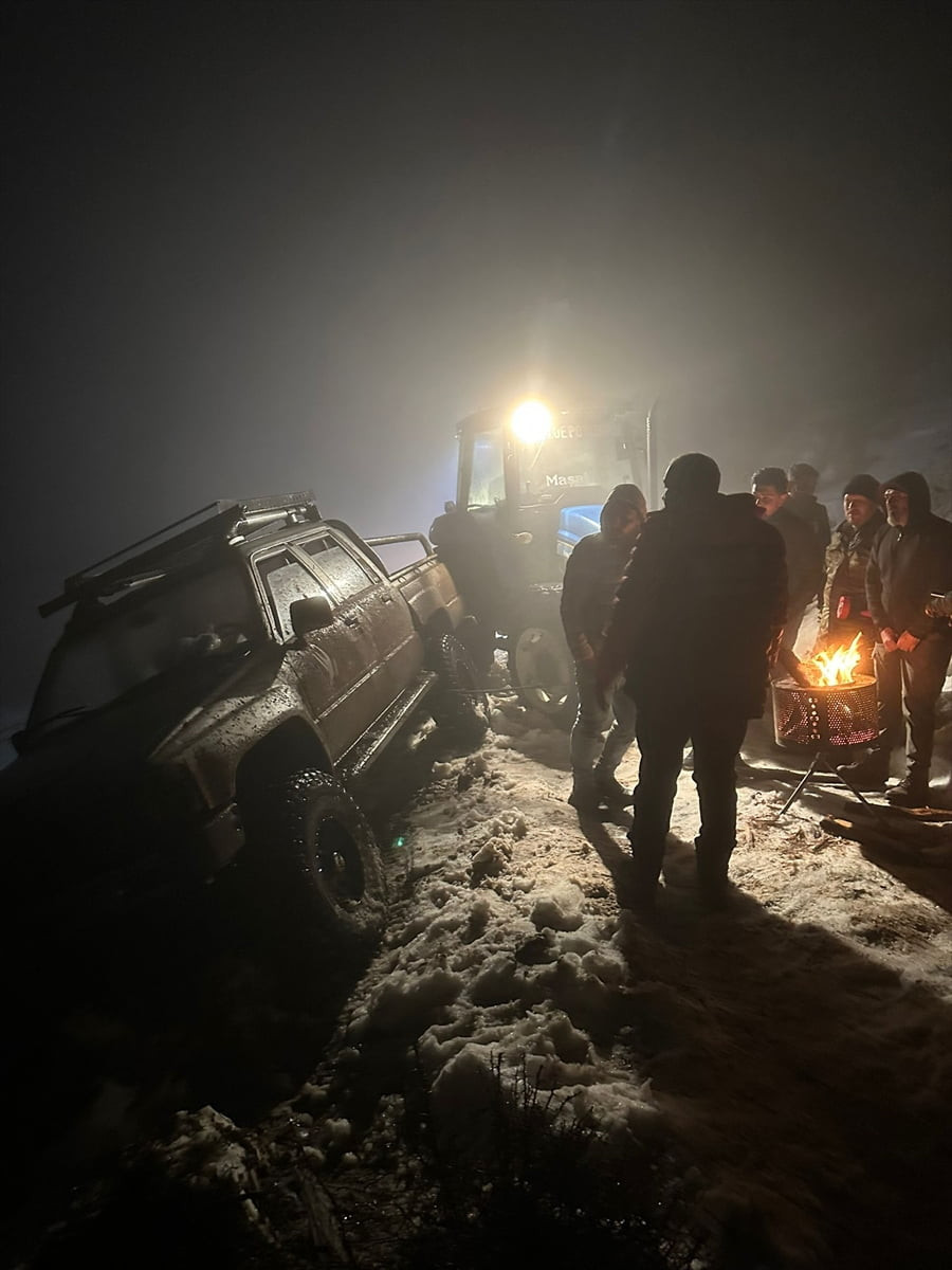 Burdur'un Bucak ilçesinde dağda mahsur kalan 4 kişi ekiplerce kurtarıldı. Ekipler 4 kişiyi...