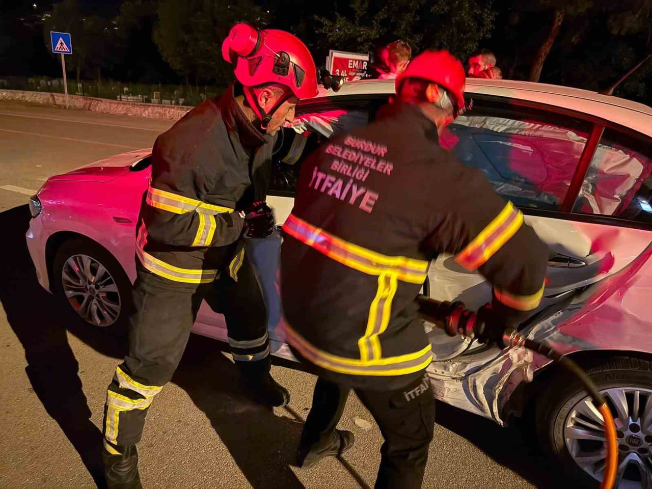 BURDUR'UN BUCAK İLÇESİNDE İKİ OTOMOBİLİN ÇARPIŞMASI SONUCU MEYDANA GELEN TRAFİK KAZASINDA 6 KİŞİ...