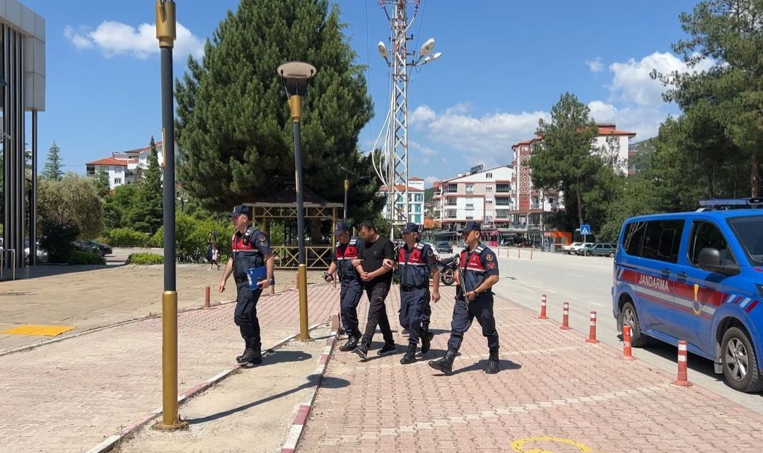 BURDUR'UN BUCAK İLÇESİNDE JANDARMA EKİPLERİ TARAFINDAN UYUŞTURUCU PARTİSİNDE GÖZALTINA ALINAN 1...