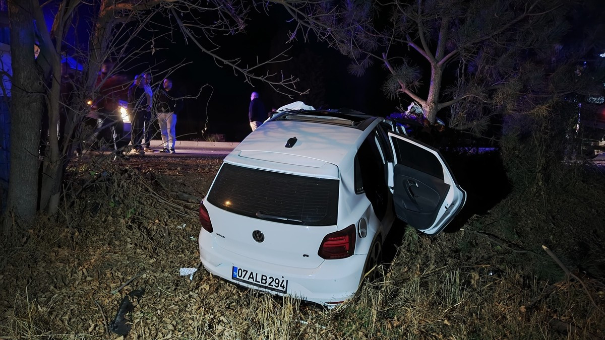 Burdur'un Bucak ilçesinde kamyonetle otomobilin çarpışması sonucu bir kişi hayatını kaybetti, 1...