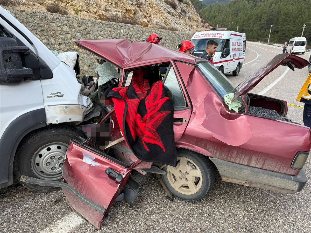 Burdur'un Bucak ilçesinde minibüsle otomobilin çarpışması sonucu 2 kişi öldü, 4 kişi yaralandı....